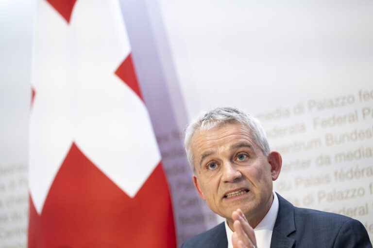 Bundesrat Beat Jans spricht an einer Medienkonferenz zur Bekanntgabe des neuen Direktors des Staatssekretariats fuer Migration, SEM, am Mittwoch, 16. Oktober 2024, im Medienzentrum Bundeshaus in Bern. (KEYSTONE/Anthony Anex)