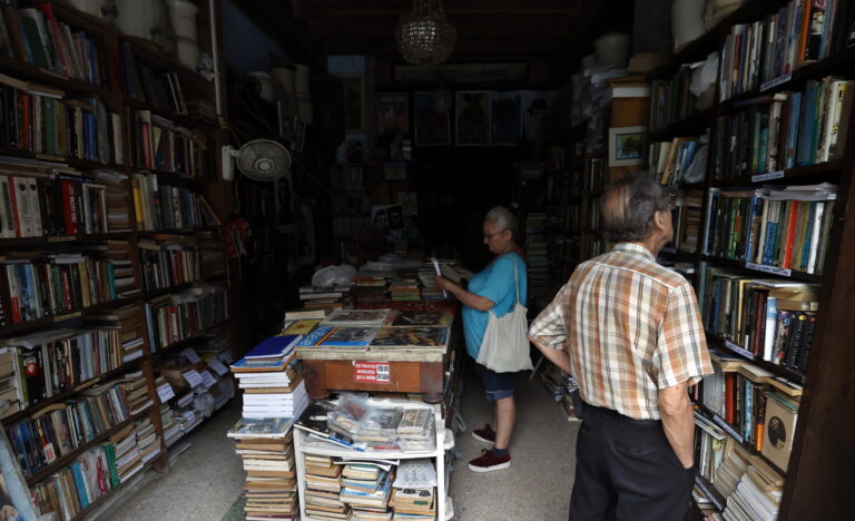 epa11667648 People inside a bookstore without electricity in Havana, Cuba, 18 October 2024. The Cuban government suspended non-essential state work activities starting this 18 October as part of the measures announced the day before to address the current energy crisis. EPA/Ernesto Mastrascusa