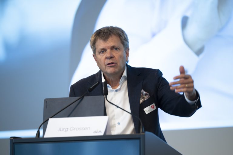 Juerg Grossen, Parteipraesident, spricht anlaesslich der Delegiertenversammlung der Gruenliberalen Partei Schweiz (GLP) vom Samstag, 19. Oktober 2024 in Rueschlikon. (KEYSTONE/Christian Beutler)