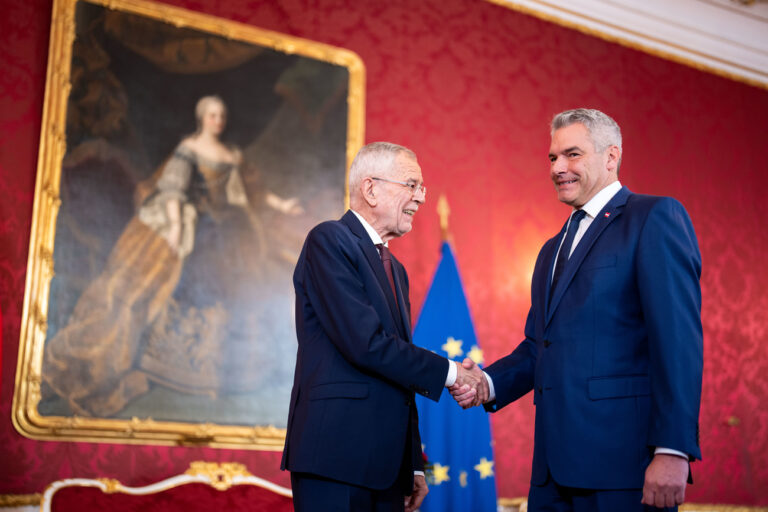 ABD0108_20241021 - WIEN - ÖSTERREICH: Bundespräsident Alexander Van der Bellen und Bundeskanzler Karl Nehammer (ÖVP) am Montag, 21. Oktober 2024, anl. eines offiziellen Treffens nach der NR-Wahl in der Präsidentschaftskanzlei in Wien. - FOTO: APA/GEORG HOCHMUTH