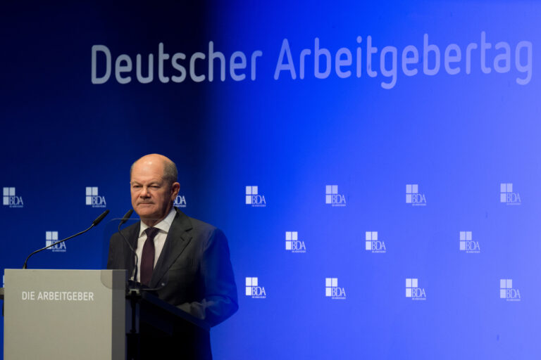 22.10.2024, Berlin: Bundeskanzler Olaf Scholz (SPD) spricht während des Deutschen Arbeitgebertages 2024 der Bundesvereinigung der Deutschen Arbeitgeberverbände (BDA). Foto: Sebastian Christoph Gollnow/dpa +++ dpa-Bildfunk +++ (KEYSTONE/DPA/Sebastian Gollnow)