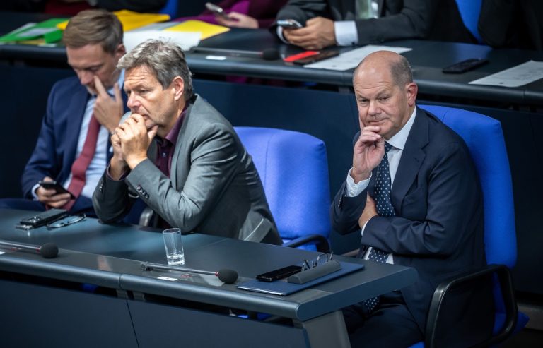 ARCHIV - 16.10.2024, Berlin: Bundeskanzler Olaf Scholz (SPD), verfolgt die Debatte neben Robert Habeck (Bündnis 90/Die Grünen), Bundesminister für Wirtschaft und Klimaschutz, und Christian Lindner (FDP), Bundesminister der Finanzen, nach einer Regierungserklärung zum EU-Gipfel im Bundestag. (zu dpa: «Umfrage: Menschen vermissen Krisenkompetenz bei Regierung») Foto: Michael Kappeler/dpa +++ dpa-Bildfunk +++ (KEYSTONE/DPA/Michael Kappeler)