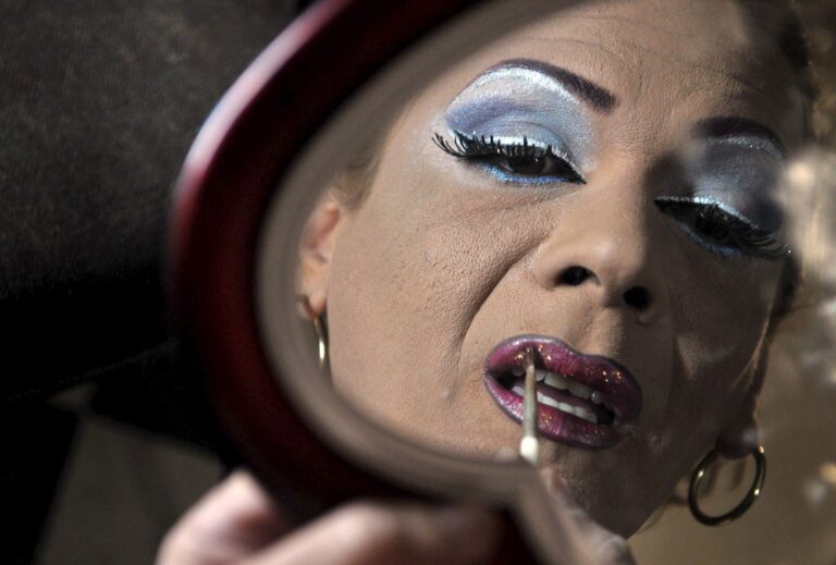 epa01613402 Cuban transvestite Laura Marlen puts on make up before performing at the cultural center in the city of Santa Clara, Cuba, 24 January 2009, during a show to celebrate the 25th anniversary of 