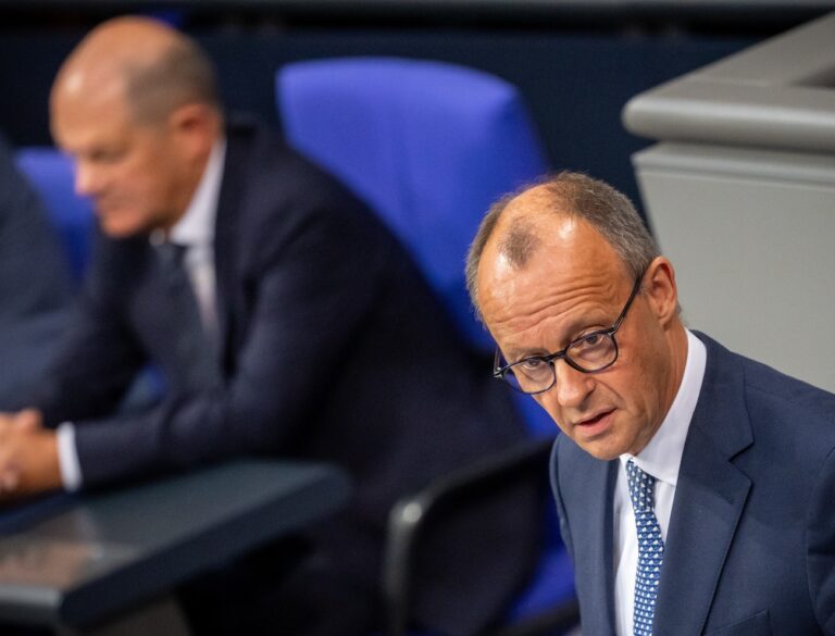 ARCHIV - 11.09.2024, Berlin: Friedrich Merz, CDU Bundesvorsitzender und CDU/CSU Fraktionsvorsitzender im Bundestag, spricht vor Bundeskanzler Olaf Scholz (SPD), in der Generaldebatte zum Bundeshaushalt 2025. (zu dpa: «Umfrage: Lieber Merz als Scholz als nächsten Kanzler») Foto: Michael Kappeler/dpa +++ dpa-Bildfunk +++ (KEYSTONE/DPA/Michael Kappeler)