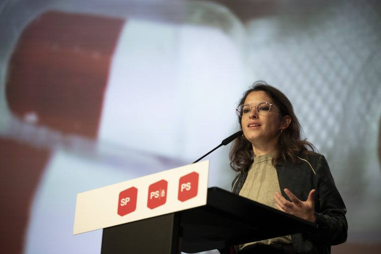 Co Praesidentin Mattea Meyer spricht zum Thema Arzneimittelkrise am Parteitag der SP Schweiz, am Sonntag, 27. Oktober 2024, in Davos. (KEYSTONE/Gian Ehrenzeller)