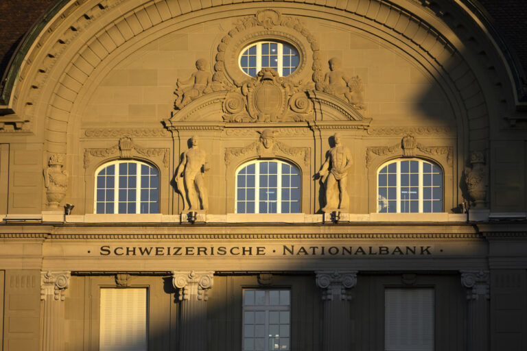 Die Abendsonne scheint auf die Fassade der Schweizerischen Nationalbank, am Montag, 28. Oktober 2024 in Bern. (KEYSTONE/Peter Klaunzer)