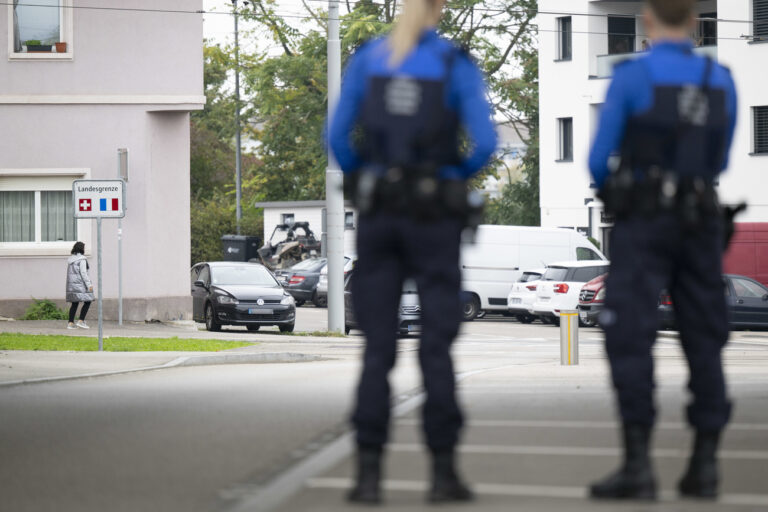 Mitarbeitende des Bundesamts fuer Zoll und Grenzsicherheit (BAZG) konrollieren Fahrzeuge und ihre Lenker, fotografiert am Dienstag, 15. Oktober 2024 am Grenzuebergang Burgfesdstrasse in Basel. (KEYSTONE/Christian Beutler)