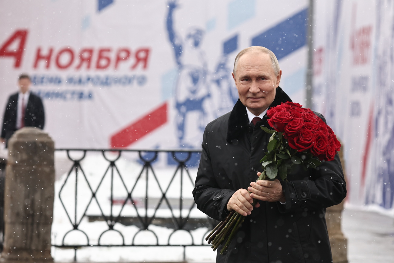 epa11700874 Russian President Vladimir Putin attends a flower-laying ceremony at the Monument to Minin and Pozharsky, commemorating Russian national heroes Kuzma Minin and Prince Dmitry Pozharsky, on National Unity Day in Red Square, in Moscow, Russia, 04 November 2024. Russia's National Unity Day (or Day of People's Unity) is celebrated this year from 04 to 07 November. EPA/MIKHAIL TERESHCHENKO/SPUTNIK/KREMLIN POOL MANDATORY CREDIT