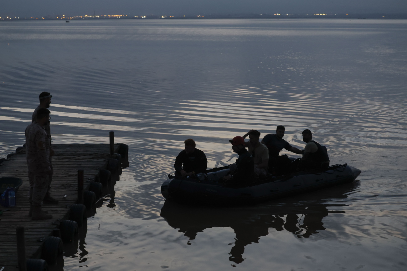 epa11701284 Spanish Navy personnel return from combing different areas of the Albufera in search of bodies of victims of the floods in Valencia, Spain, 04 November 2024. The devastating floods in Valencia and neighboring provinces have caused at least 213 fatalities as efforts to search for missing people, provide supplies, and care for the victims continue almost one week since the DANA (high-altitude isolated depression) weather phenomenon hit the east of the country. EPA/J.J. GUILLEN