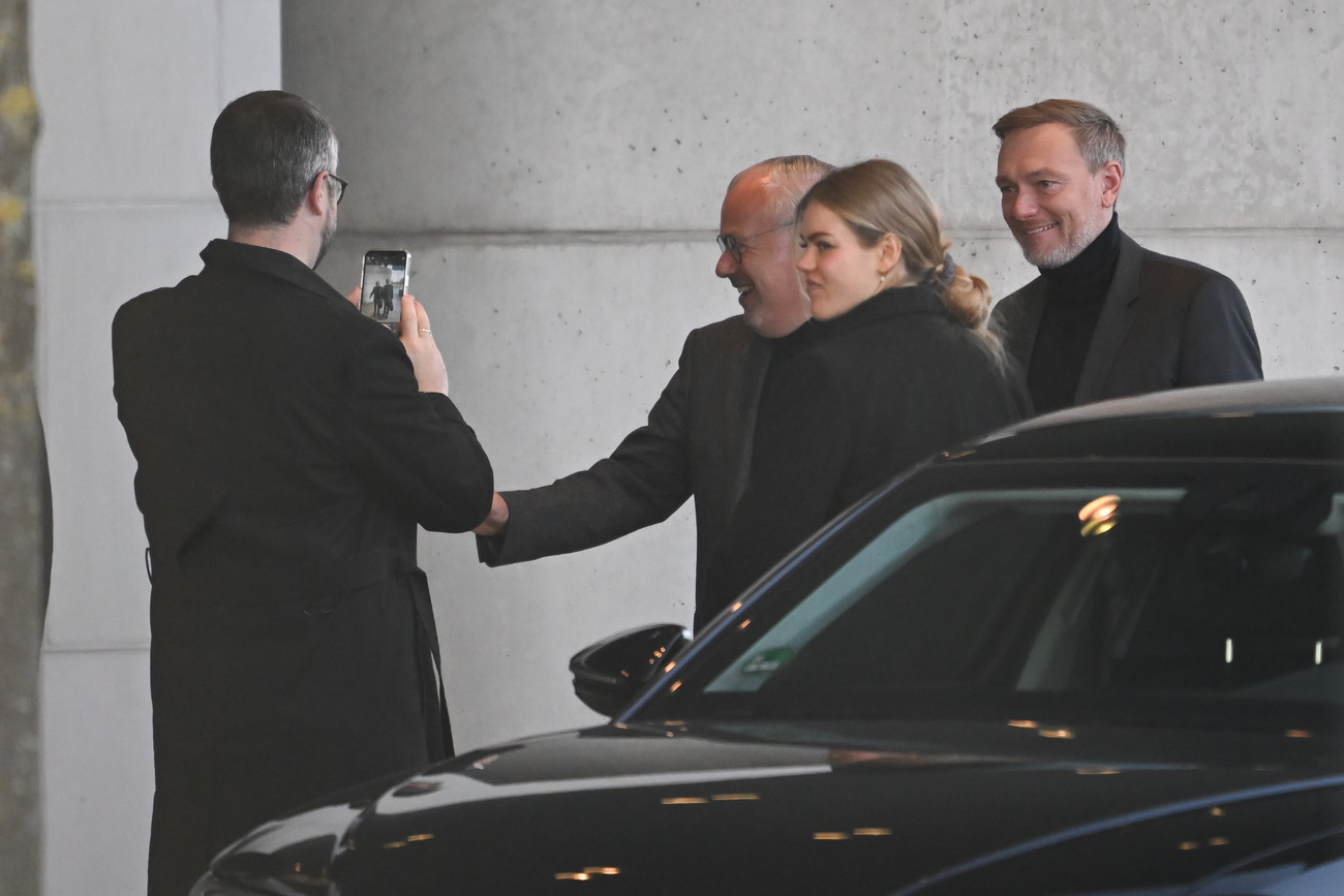 05.11.2024, Berlin: Christian Lindner (FDP,r), Bundesminister der Finanzen und FDP-Vorsitzender, kommt zu einem Treffen mit Wirtschaftsminister Habeck und Kanzler Scholz ins Kanzleramt. Foto: Sebastian Christoph Gollnow/dpa +++ dpa-Bildfunk +++ (KEYSTONE/DPA/Sebastian Gollnow)