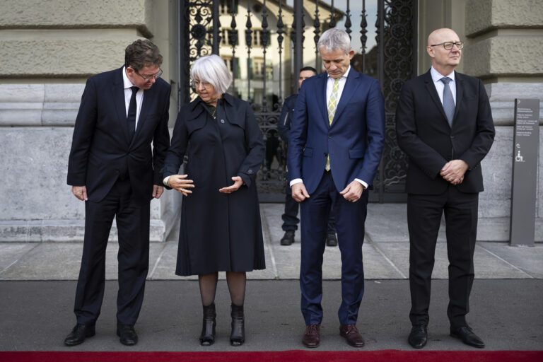 Bundesrat Albert Roesti, Bundesraetin Elisabeth Baume-Schneider, Bundesrat Beat Jans, und Bundeskanzler Viktor Rossi, warten kurz vor der Ankunft von Petr Pavel, dem Praesidenten der Tschechischen Republik, (nicht auf dem Foto), auf dem Bundesplatz vor dem Bundeshaus, am Mittwoch, 6. November 2024. Praesident Petr Pavel befindet sich auf einem zweitaegigen Staatsbesuch in der Schweiz. (KEYSTONE/Anthony Anex)