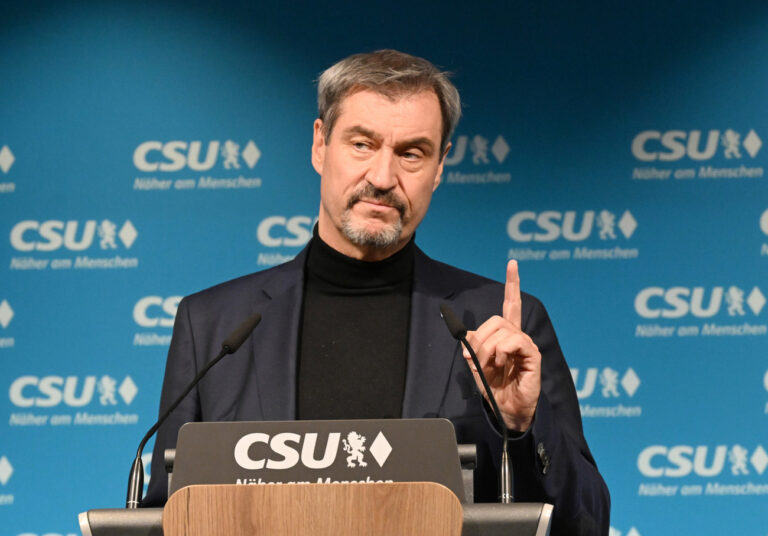 ARCHIV - 07.11.2024, Bayern, München: Markus Söder, CSU-Vorsitzender und bayerischer Ministerpräsident, spricht in der CSU-Landesleitung bei einer Pressekonferenz über den Bruch der Ampel-Koalition. (zu dpa: «Haushalt 2025 wächst dank Rücklagen auf fast 77 Milliarden») Foto: Felix Hörhager/dpa +++ dpa-Bildfunk +++ (KEYSTONE/DPA/Felix Hörhager)