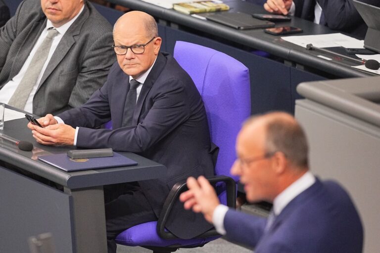 13.11.2024, Berlin: Friedrich Merz, CDU-Bundesvorsitzender und Unionsfraktionsvorsitzender, spricht nach der Regierungserklärung von Bundeskanzler Olaf Scholz (SPD, l). Themen sind u.a. das Ende der Ampelkoalition und die bevorstehende Neuwahl des Bundestags. Foto: Michael Kappeler/dpa +++ dpa-Bildfunk +++ (KEYSTONE/DPA/Michael Kappeler)