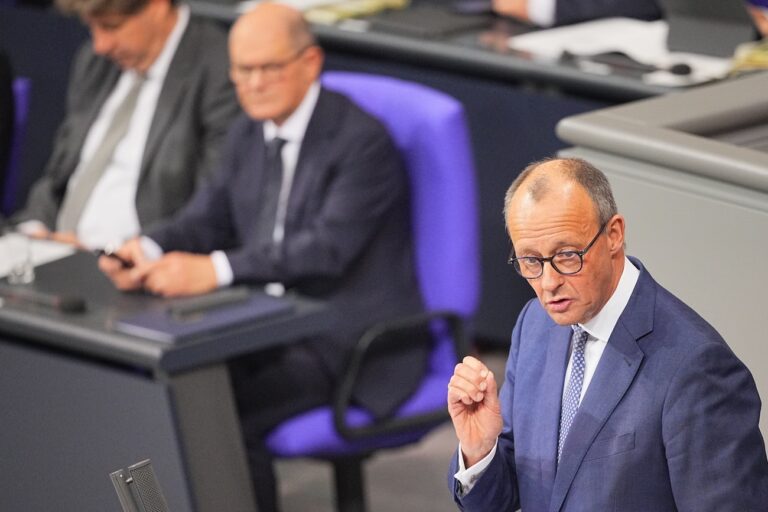 13.11.2024, Berlin: Friedrich Merz, CDU-Bundesvorsitzender und Unionsfraktionsvorsitzender, spricht nach der Regierungserklärung von Bundeskanzler Olaf Scholz (SPD, l). Themen sind u.a. das Ende der Ampelkoalition und die bevorstehende Neuwahl des Bundestags. Foto: Michael Kappeler/dpa +++ dpa-Bildfunk +++ (KEYSTONE/DPA/Michael Kappeler)