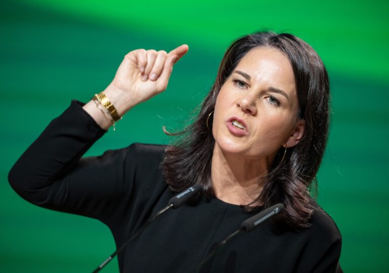 15.11.2024, Hessen, Wiesbaden: Annalena Baerbock (Bündnis90/Die Grünen), Außenministerin, spricht bei der Bundesdelegiertenkonferenz der Grünen. Beim dreitägigen Parteitag von Bündnis90/Die Grünen soll ein neuer Bundesvorstand gewählt und Robert Habeck zum Spitzenkandidat für die Bundestagswahl 2025 bestimmt werden. Foto: Michael Kappeler/dpa +++ dpa-Bildfunk +++ (KEYSTONE/DPA/Michael Kappeler)