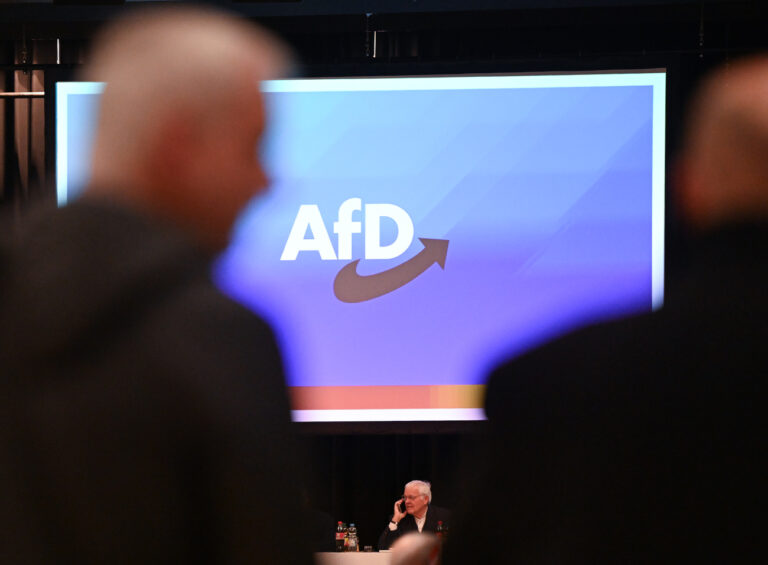 16.11.2024, Baden-Württemberg, Ketsch: Beim Landesparteitag der AfD Baden-Württemberg in der Rheinhalle gehen Besucher am Logo der Partei vorbei. Foto: Bernd Weißbrod/dpa +++ dpa-Bildfunk +++ (KEYSTONE/DPA/Bernd Weißbrod)