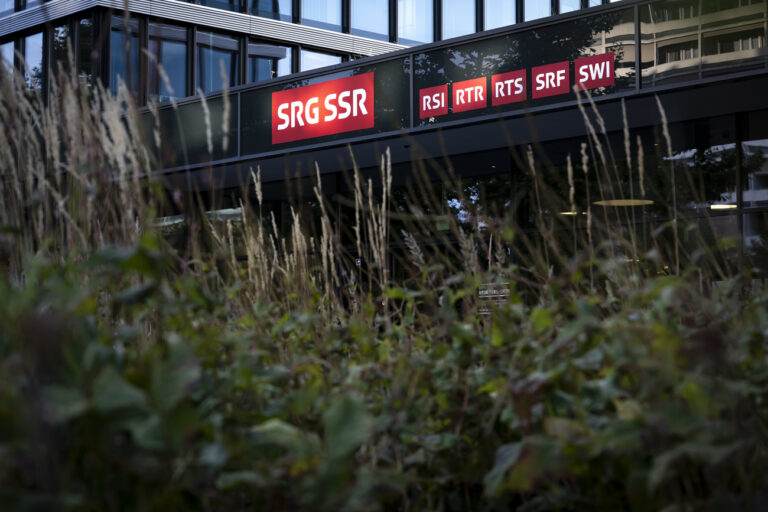 THEMENBILD ZUM MITTELFRISTIGEN STELLENABBAU BEI DER SRG --- Der Eingang zum Hauptsitz der SRG SSR fotografiert mit den Logos von RSI, RTR, RTS, SRF und SWI, am Freitag, 20. September 2024 in Bern. (KEYSTONE/Anthony Anex)