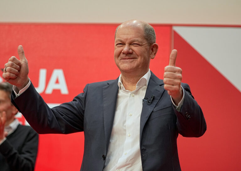 ARCHIV - 04.12.2021, Berlin: Olaf Scholz, damaliger designierter SPD Kanzler und geschäftsführender Bundesminister der Finanzen, hebt nach der Zustimmung beim SPD-Parteitag im Willy-Brandt-Haus zum geplanten Koalitionsvertrag die Daumen. Nach dem Verzicht von Verteidigungsminister B. Pistorius soll Bundeskanzler Olaf Scholz am 25.11.2024 vom SPD-Vorstand als Kanzlerkandidat für die Neuwahl des Bundestags nominiert werden. (zu dpa 