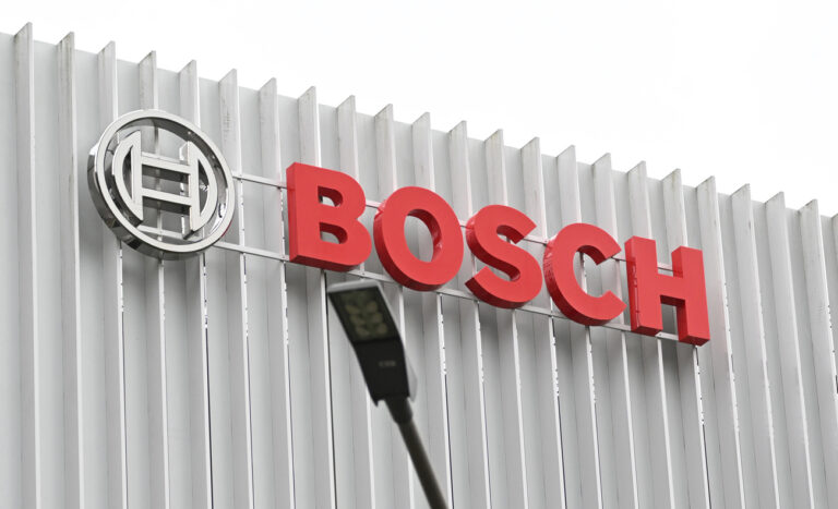 22.11.2024, Baden-Württemberg, Schwäbisch Gmünd: Ein Werk des Industriekonzerns Bosch in Schwäbisch Gmünd. Hier werden Lenksysteme hergestellt. Der Automobilzulieferer Bosch will mehr Stellen streichen als bislang bekannt. Allein im Geschäftsbereich für Fahrzeugsoftware gibt es einen Anpassungsbedarf von 3.500 Stellen bis Ende 2027 - davon etwa die Hälfte in Deutschland, wie eine Sprecherin mitteilte. Zudem stehen an den Standorten Hildesheim und Schwäbisch Gmünd in den kommenden Jahren gut 2.000 Stellen zur Disposition. Foto: Bernd Weißbrod/dpa +++ dpa-Bildfunk +++ (KEYSTONE/DPA/Bernd Weißbrod)