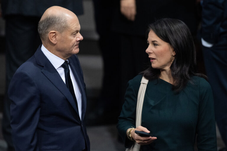 ARCHIV - 07.11.2024, Berlin: Bundeskanzler Olaf Scholz (SPD, l), und Annalena Baerbock (Bündnis 90/Die Grünen), Außenministerin, sprechen vor der Vereidigung des neuen Finanzministers Kukies im Bundestag miteinander. (zu dpa: «Baerbock will in Potsdam antreten - auch gegen Scholz») Foto: Christophe Gateau/dpa +++ dpa-Bildfunk +++ (KEYSTONE/DPA/Christophe Gateau)