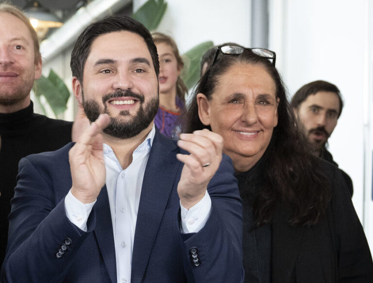 Nationalraetin Jessica Jaccoud, SP-VD, Nationalrat Cedric Wermuth, SP-AG und Nationalraetin Jacqueline Badran, SP-ZH, von links, reagieren auf eine Hochrechnung zu den Mietrechtsvorlagen, beim Treffpunkt der Gegner der Vorlagen zum Mietrecht, am Sonntag, 24. November 2024, im Restaurant La Fabrique in Bern. (KEYSTONE/Peter Schneider)