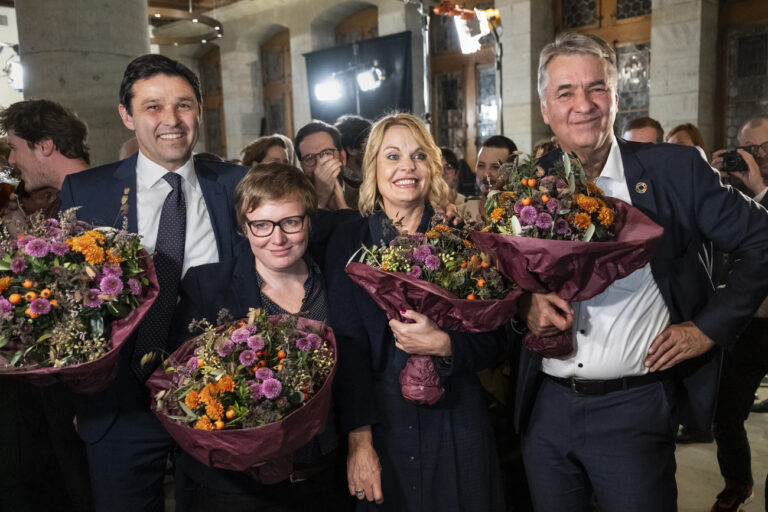 Die vier gewaehlten GemeinderaetInnen der RotGruenMitte RGM Liste, von links, Matthias Aebischer, SP, Ursina Anderegg, GB, Marieke Kruit, SP, und der amtierende Stadtpraesident Alec von Graffenried, GFL, freuen sich nach Bekanntgabe der Schlussresultate, am Tag der staedtischen Wahlen, am Sonntag, 24. November 2024 im Rathaus in Bern. Die Stimmberechtigten der Stadt Bern waehlen 80 Mitglieder des Stadtrats (Legislative), fuenf Mitglieder des Gemeinderats (Exekutive) und das Stadtpraesidium. (KEYSTONE/Alessandro della Valle)