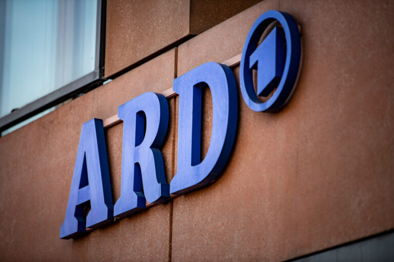 ARCHIV - 19.01.2022, Berlin: Das ARD-Logo hängt an der Fassade des ARD-Hauptstadtstudios im Regierungsviertel. (zu dpa: «Moskau weist zwei ARD-Mitarbeiter aus») Foto: Fabian Sommer/dpa +++ dpa-Bildfunk +++ (KEYSTONE/DPA/Fabian Sommer)