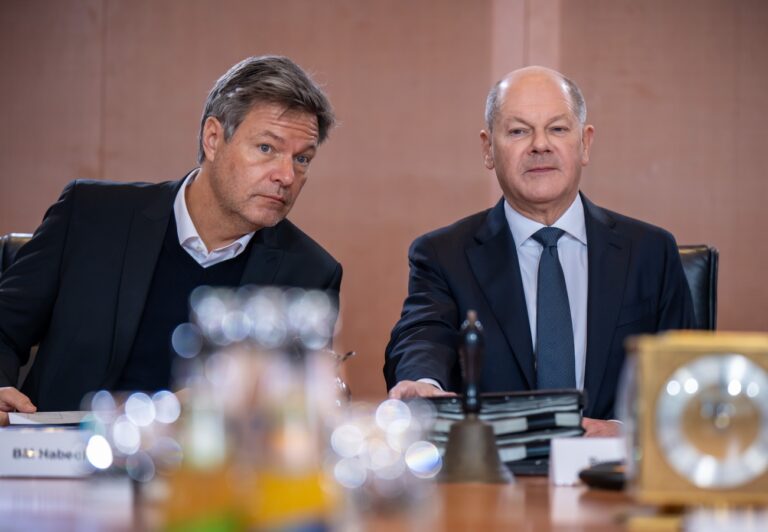 11.12.2024, Berlin: Bundeskanzler Olaf Scholz (SPD), sitzt mit Robert Habeck (Bündnis 90/Die Grünen), Bundesminister für Wirtschaft und Klimaschutz, bei der Kabinettssitzung im Kanzleramt. Foto: Michael Kappeler/dpa +++ dpa-Bildfunk +++ (KEYSTONE/DPA/Michael Kappeler)