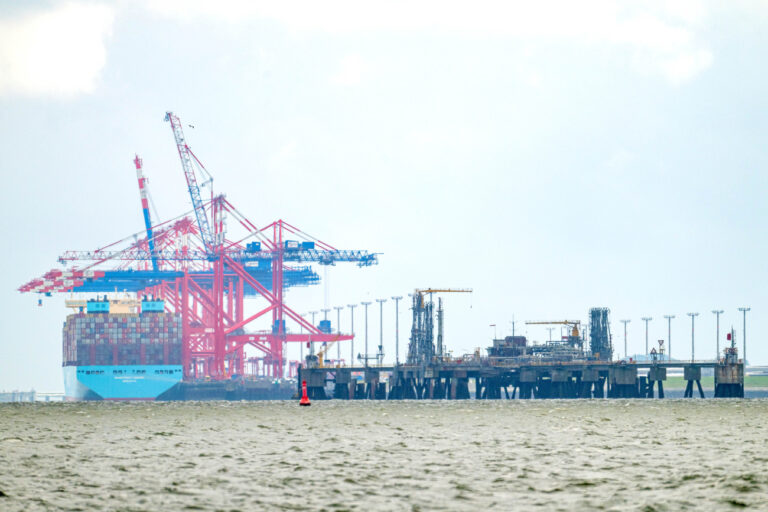 ARCHIV - 17.07.2024, Niedersachsen, Wilhelmshaven: Blick auf die Baustelle für einen Anleger, der für ein zweites LNG-Terminal benötigt wird. Im Hintergrund ist der Jade-Weser-Port zu sehen. (zu dpa: «Weitere LNG-Terminals gehen erst 2025 in Betrieb») Foto: Sina Schuldt/dpa +++ dpa-Bildfunk +++ (KEYSTONE/DPA/Sina Schuldt)