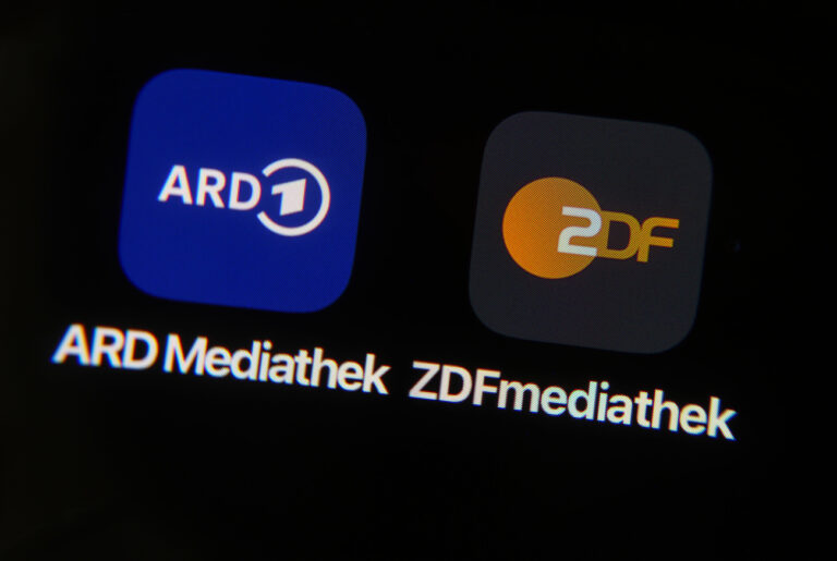 PRODUKTION - 11.12.2024, Nordrhein-Westfalen, Köln: ILLUSTRATION - Die Apps der Mediatheken von ARD und ZDF sind auf einem Smartphone zu sehen. Die Ministerpräsidenten der Bundesländer beraten am 12.12. zur Höhe des Rundfunkbeitrags und Finanzierung des öffentlich-rechtlichen Rundfunks. (zu dpa: «Länderdebatte um Rundfunk-Finanzierung offen») Foto: Oliver Berg/dpa +++ dpa-Bildfunk +++ (KEYSTONE/DPA/Oliver Berg)