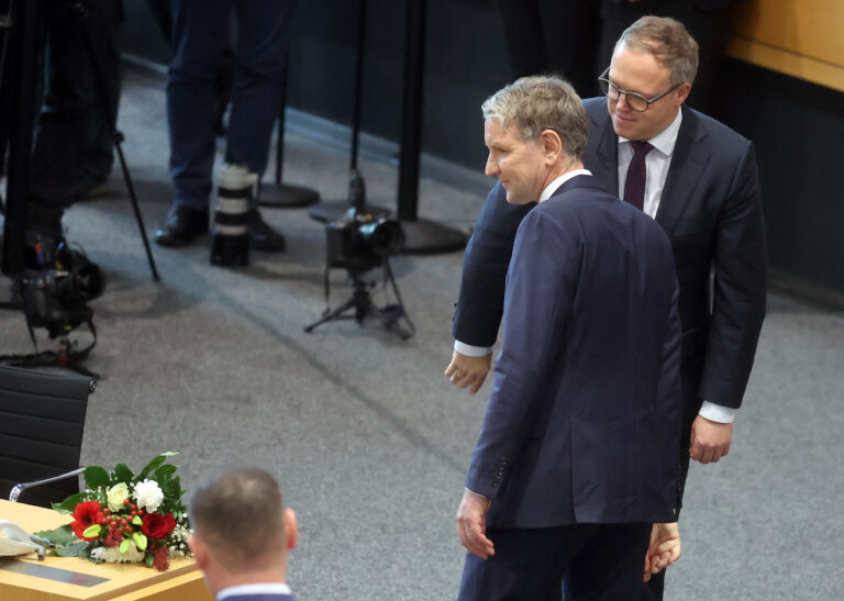 12.12.2024, Thüringen, Erfurt: CDU-Politiker Mario Voigt (r) wird nach seiner Wahl zum neuen Ministerpräsidenten von Thüringen von Björn Höcke (AfD), Fraktionschef, beglückwünscht. Voigt ist zum neuen Ministerpräsidenten gewählt worden und führt Deutschlands erste Brombeer-Koalition an. Foto: Bodo Schackow/dpa +++ dpa-Bildfunk +++ (KEYSTONE/DPA/Bodo Schackow)