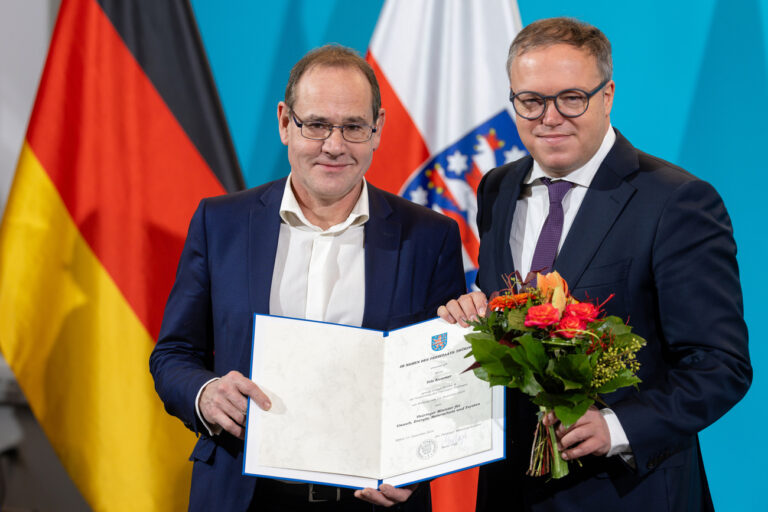 13.12.2024, Thüringen, Erfurt: Tilo Kummer (BSW), Minister für Umwelt, Energie, Naturschutz und Forsten, steht mit Mario Voigt (r, CDU), Thüringer Ministerpräsident, bei der Ernennung der Thüringer Ministerinnen und Minister im Thüringer Landtag. Anschließend folgt die Vereidigung durch den Landtagspräsidenten im Plenum. Foto: Michael Reichel/dpa +++ dpa-Bildfunk +++ (KEYSTONE/DPA/Michael Reichel)