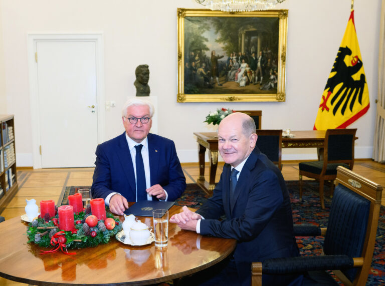 dpatopbilder - 16.12.2024, Berlin: Bundespräsident Frank-Walter Steinmeier (l) empfängt Bundeskanzler Olaf Scholz (SPD) zum Gespräch im Schloss Bellevue. Nach dem Aus der Ampel-Koalition hat Bundeskanzler Scholz im Bundestag die Vertrauensfrage gestellt, um eine Neuwahl am 23. Februar 2025 herbeizuführen. Bundespräsident Steinmeier muss nun innerhalb von drei Wochen entscheiden, ob der Bundestag aufgelöst wird und es zu Neuwahlen kommt. Foto: Bernd von Jutrczenka/dpa +++ dpa-Bildfunk +++