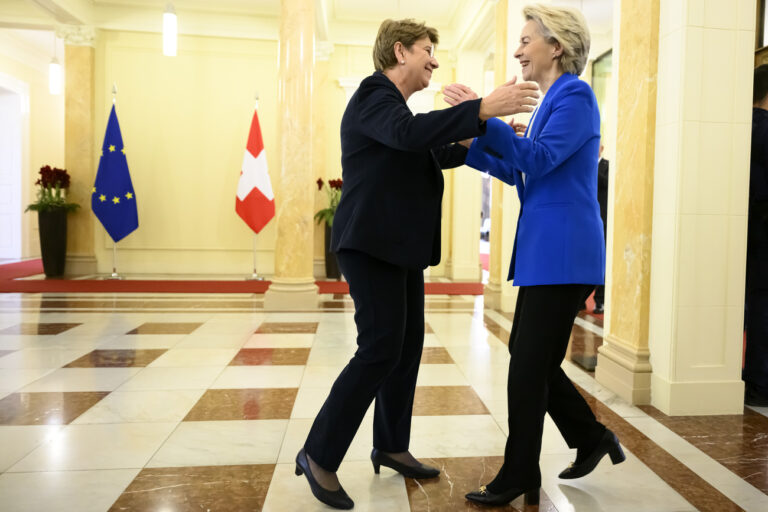 Swiss Federal President Viola Amherd, left, welcomes European Commission President Ursula von der Leyen, right, before a bilateral meeting on Friday, December 20, 2024 in Bern, Switzerland. Van der Leyen pays an official visit to Switzerland to formally mark the conclusion of the negotiations between the EU and Switzerland. (KEYSTONE/POOL/Alessandro della Valle)