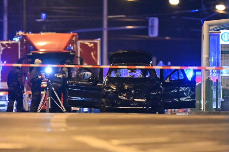 21.12.2024, Sachsen-Anhalt, Magdeburg: Ein Auto, mit dem ein Täter in eine Menschenmenge auf dem Weihnachtsmarkt in Magdeburg gefahren sein soll, steht mit offenen Türen in der Nähe des Tatorts. Auf dem Weihnachtsmarkt in Magdeburg ist ein Autofahrer in eine Menschengruppe gefahren. Foto: Hendrik Schmidt/dpa +++ dpa-Bildfunk +++ (KEYSTONE/DPA/Hendrik Schmidt)