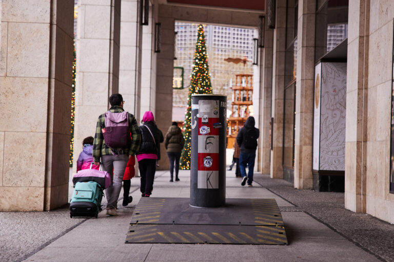 21.12.2024, Berlin: Blick auf Absperrungen am Breitscheidplatz, die vor Attentaten mit Fahrzeugen schützen sollen. Nach dem Anschlag in Magdeburg beraten Behörden über Sicherheitsmaßnamen für Weihnachtsmärkte. Foto: Joerg Carstensen/dpa +++ dpa-Bildfunk +++ (KEYSTONE/DPA/Jörg Carstensen)