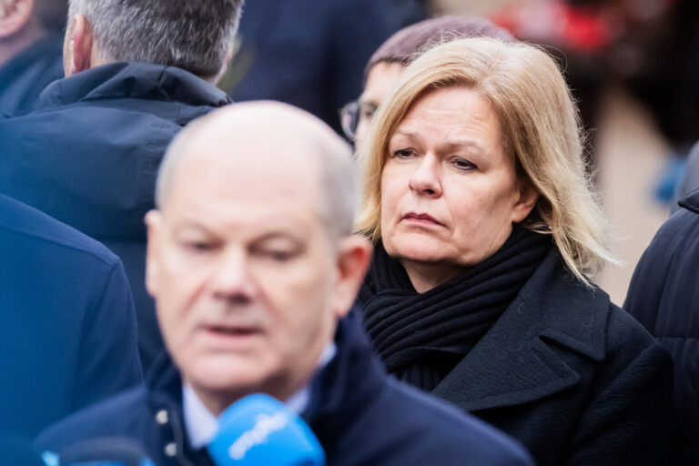 21.12.2024, Sachsen-Anhalt, Magdeburg: Nancy Faeser (SPD), Bundesministerin für Inneres und Heimat, steht neben Bundeskanzler Olaf Scholz (SPD) auf dem Weihnachtsmarkt in Magdeburg, als dieser ein Statement gibt. Auf dem Weihnachtsmarkt in Magdeburg ist ein Autofahrer in eine Menschengruppe gefahren. Foto: Christoph Soeder/dpa +++ dpa-Bildfunk +++ (KEYSTONE/DPA/Christoph Soeder)