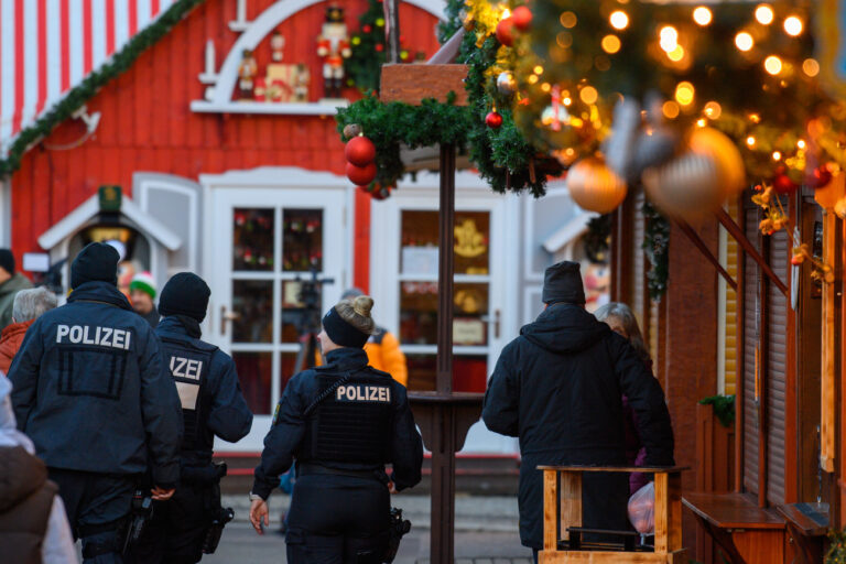 22.12.2024, Sachsen-Anhalt, Magdeburg: Polizisten und Passanten gehen über den geschlossenen Magdeburger Weihnachtsmarkt. Am 20. Dezember 2024 ist auf dem Weihnachtsmarkt in Magdeburg ein Autofahrer in eine Menschengruppe gefahren. Es gab mehrere Tote und Verletzte. Die Sperrung des Tatortes war am Nachmittag aufgehoben worden. Foto: Klaus-Dietmar Gabbert/dpa +++ dpa-Bildfunk +++ (KEYSTONE/DPA/Klaus-Dietmar Gabbert)