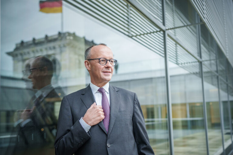 ARCHIV - 19.12.2024, Berlin: Friedrich Merz, CDU-Bundesvorsitzender und CDU/CSU-Fraktionsvorsitzender im Bundestag und Unions-Kanzlerkandidat, aufgenommen bei einem Interview mit der dpa Deutsche Presse-Agentur. (zu dpa: «Merz: Ukraine-Friedenstruppe nur mit einwandfreiem Mandat») Foto: Michael Kappeler/dpa +++ dpa-Bildfunk +++ (KEYSTONE/DPA/Michael Kappeler)