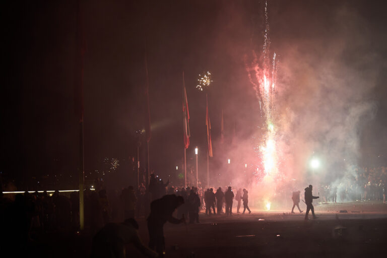 01.01.2025, Rheinland-Pfalz, Koblenz: Tausende begrüßen das neue Jahr mit Feuerwerk am Deutschen Eck vor dem Reiterstandbild von Kaiser Wilhelm am Zusammenfluss von Rhein und Mosel. Foto: Thomas Frey/dpa +++ dpa-Bildfunk +++ (KEYSTONE/DPA/Thomas Frey)