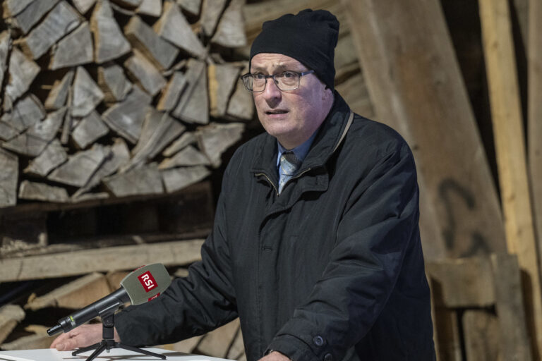 Markus Ritter, Praesident Schweizer Bauernverband, spricht an der Medienkonferenz des Schweizerischen Bauernverbandes in einem Bauernstall, am Freitag, 3. Januar 2025, in Kirchberg. Der Verband fordert die Staerkung der baeuerlichen Familienbetriebe. (KEYSTONE/Peter Schneider)