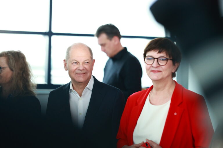 epa11807216 German Chancellor and member of the German Social Democrats (SPD) Olaf Scholz (C) and co-leader of the SPD Saskia Esken arrive for a meeting of the Executive Committee of the SPD party in Berlin, Germany, 05 January 2025. EPA/RAINER KEUENHOF / POOL