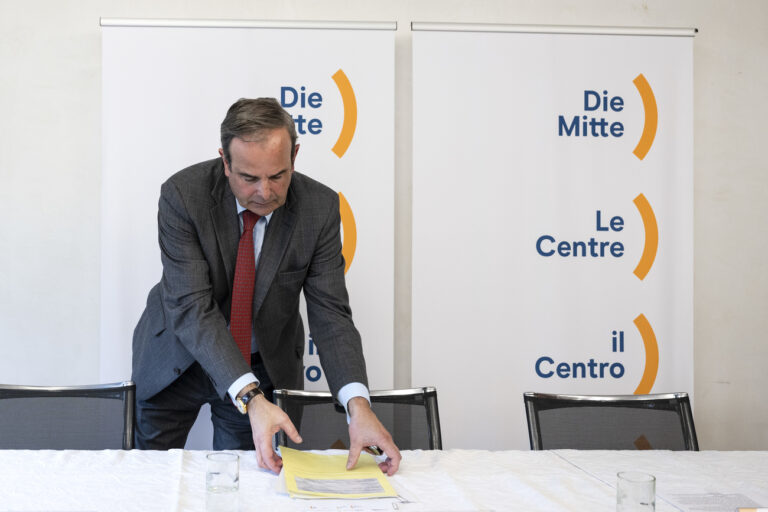 Parteipraesident Gerhard Pfister, Mitte-ZG, packt seine Sachen nach dem er seinen Ruecktitt als Parteipraesident auf Sommer 2025 bekannt egeben hat, am Montag, 6. Januar 2025, in Bern. (KEYSTONE/Peter Schneider)