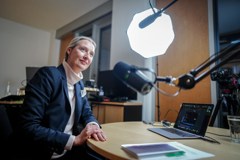 09.01.2025, Berlin: Alice Weidel, Fraktionsvorsitzende, Parteivorsitzende und Kanzlerkandidatin der AfD, sitzt vor dem Live-Talk mit dem US-Milliardär Elon Musk auf der Plattform X an Mikrofonen und einem Laptop in ihrem Büro des Jakob-Kaiser-Hauses. Die Plattform X, früher Twitter, gehört Musk. Foto: Kay Nietfeld/dpa-POOL/dpa +++ dpa-Bildfunk +++ (KEYSTONE/DPA/Kay Nietfeld)