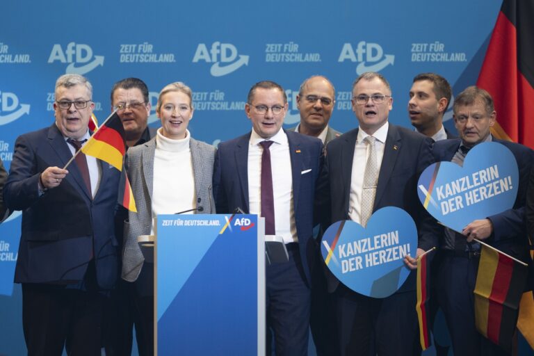 12.01.2025, Sachsen, Riesa: Die Mitglieder des AfD-Bundesvorstands: Carsten Hütter (l-r), Stephan Brandner, Alice Weidel, Tino Chrupalla, Peter Boehringer, Heiko Scholz, Alexander Jungbluth und Kay Gottschalk singen zum Abschluss des Bundesparteitags ihrer Partei die Nationalhymne. In Riesa beschloss die AfD ihr Wahlprogramm. Foto: Sebastian Kahnert/dpa +++ dpa-Bildfunk +++ (KEYSTONE/DPA/Sebastian Kahnert)