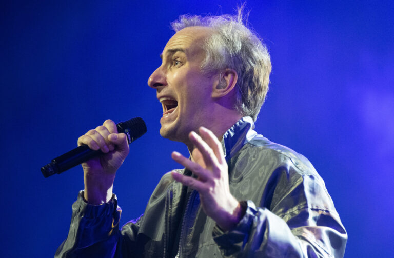 13.01.2025, Hessen, Frankfurt/Main: Jan Böhmermann tritt zusammen mit dem Rundfunk Tanzorchester Ehrenfeld (RTO) zu Beginn seiner Showtournee in der Jahrhunderthalle Frankfurt auf. Foto: Boris Roessler/dpa +++ dpa-Bildfunk +++ (KEYSTONE/DPA/Boris Roessler)