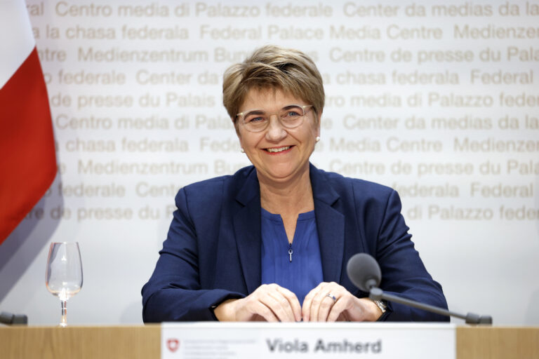 Bundesraetin Viola Amherd gibt waehrend einer Medienkonferenz ihren Ruecktritt bekannt, am Mittwoch, 15. Januar 2024 in Bern. (KEYSTONE/Peter Klaunzer)