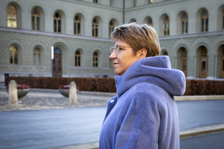 Bundesraetin Viola Amherd geht nach einer Medienkonferenz, bei der sie ihren Ruecktritt bekannt gab, in das Bundeshaus zurueck, am Mittwoch, 15. Januar 2024 in Bern. (KEYSTONE/Peter Klaunzer)