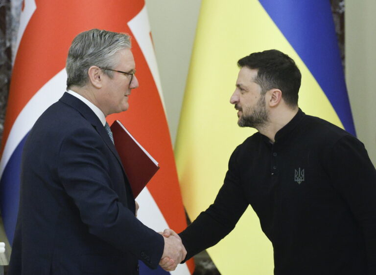 epa11828681 Ukrainian President Volodymyr Zelensky (R) and British Prime Minister Keir Starmer (L) shake hands after a joint press conference following their meeting in Kyiv, Ukraine, 16 January 2025, amid the Russian invasion. During Starmer's visit to Kyiv, Britain and Ukraine will sign a historic partnership to boost cooperation on maritime security, according to the UK government. EPA/SERGEY DOLZHENKO