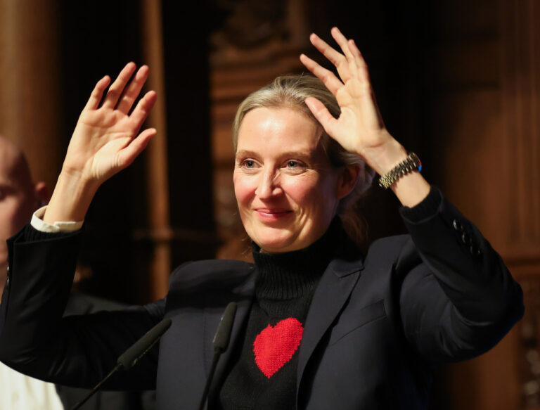 16.01.2025, Hamburg: Alice Weidel, Fraktionsvorsitzende, Parteivorsitzende und Kanzlerkandidatin der AfD, bedankt sich nach ihrer Rede bei der Veranstaltung ·Fraktion im Dialog· im Großen Festsaal im Rathaus. Foto: Christian Charisius/dpa +++ dpa-Bildfunk +++ (KEYSTONE/DPA/Christian Charisius)